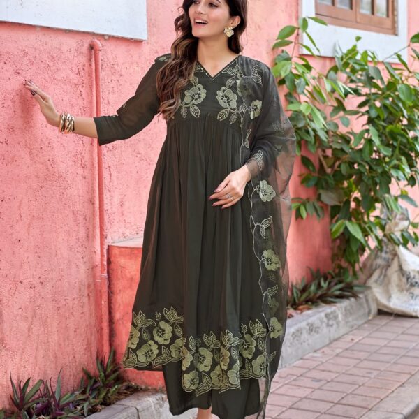 MITTOO Noorani Premium Mul Chanderi Thread & Handwork Kurti Set with Organza Dupatta